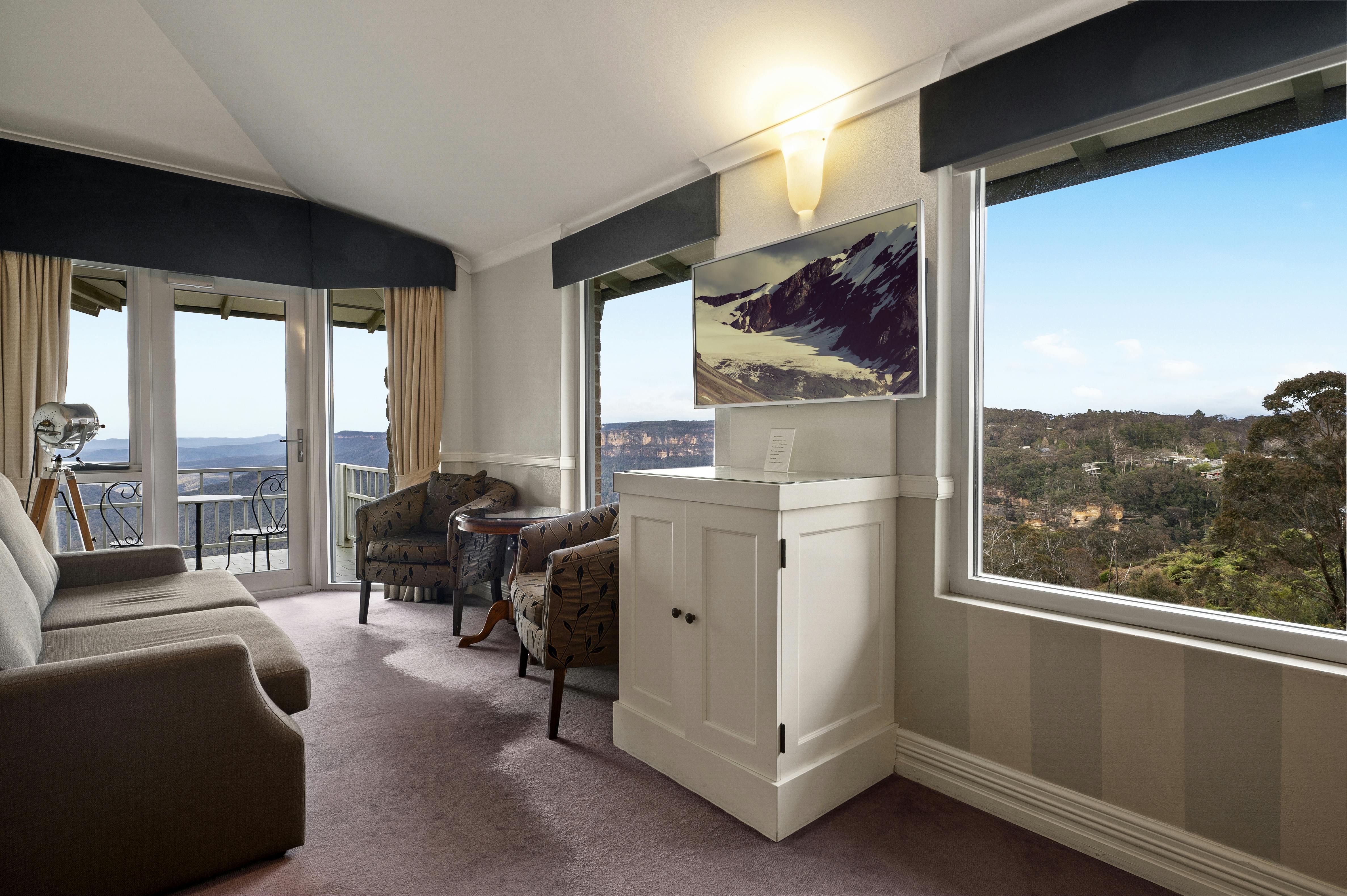 Corner View Suite Lounge 606